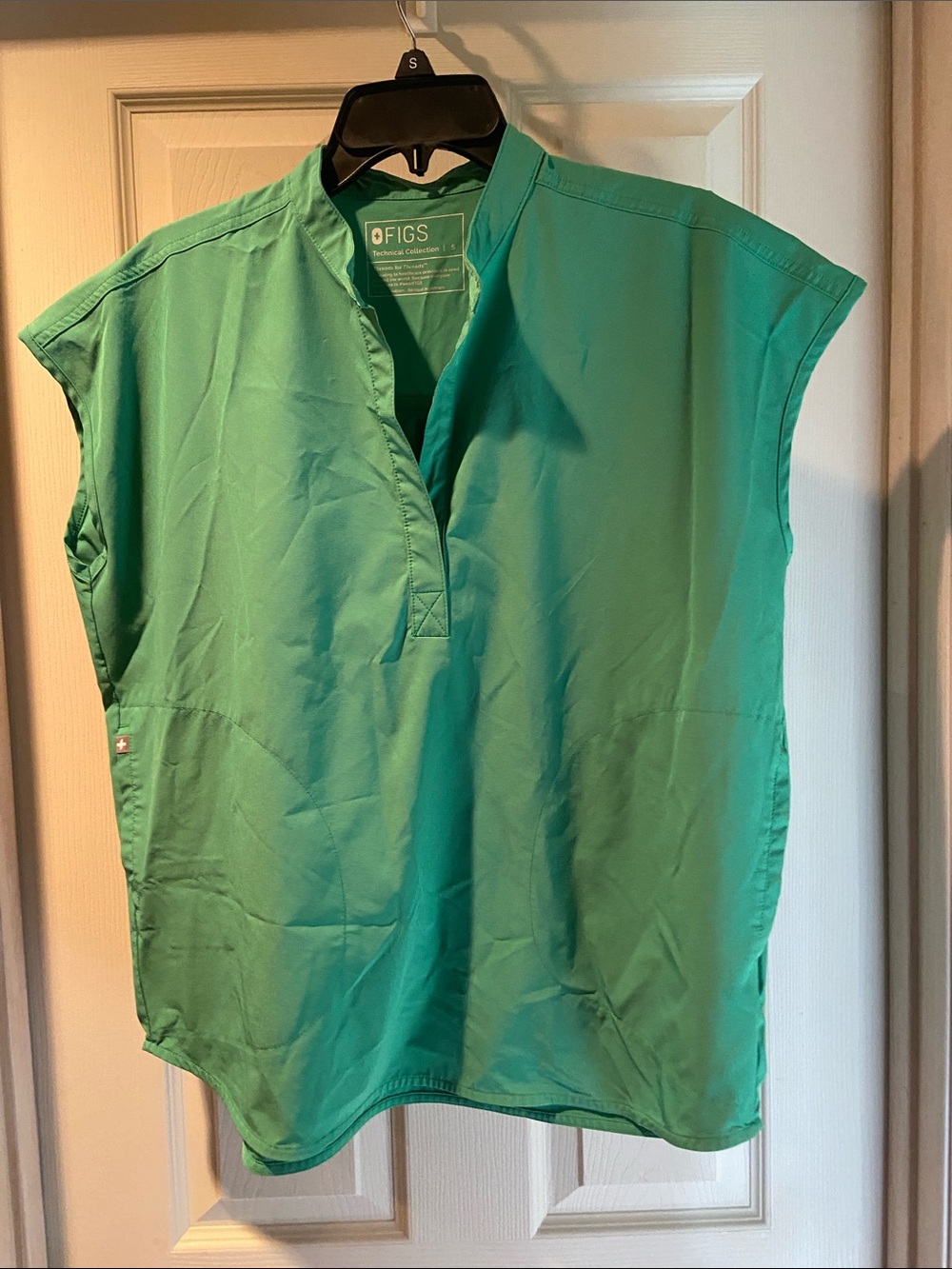 Figs Women's Scrub Set in Safety Green top small bottoms medium - Picture 4 of 12
